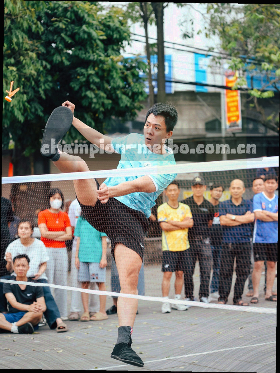 夜晚城市产业园区的建筑轮廓与成排灯带，整体冷蓝色调