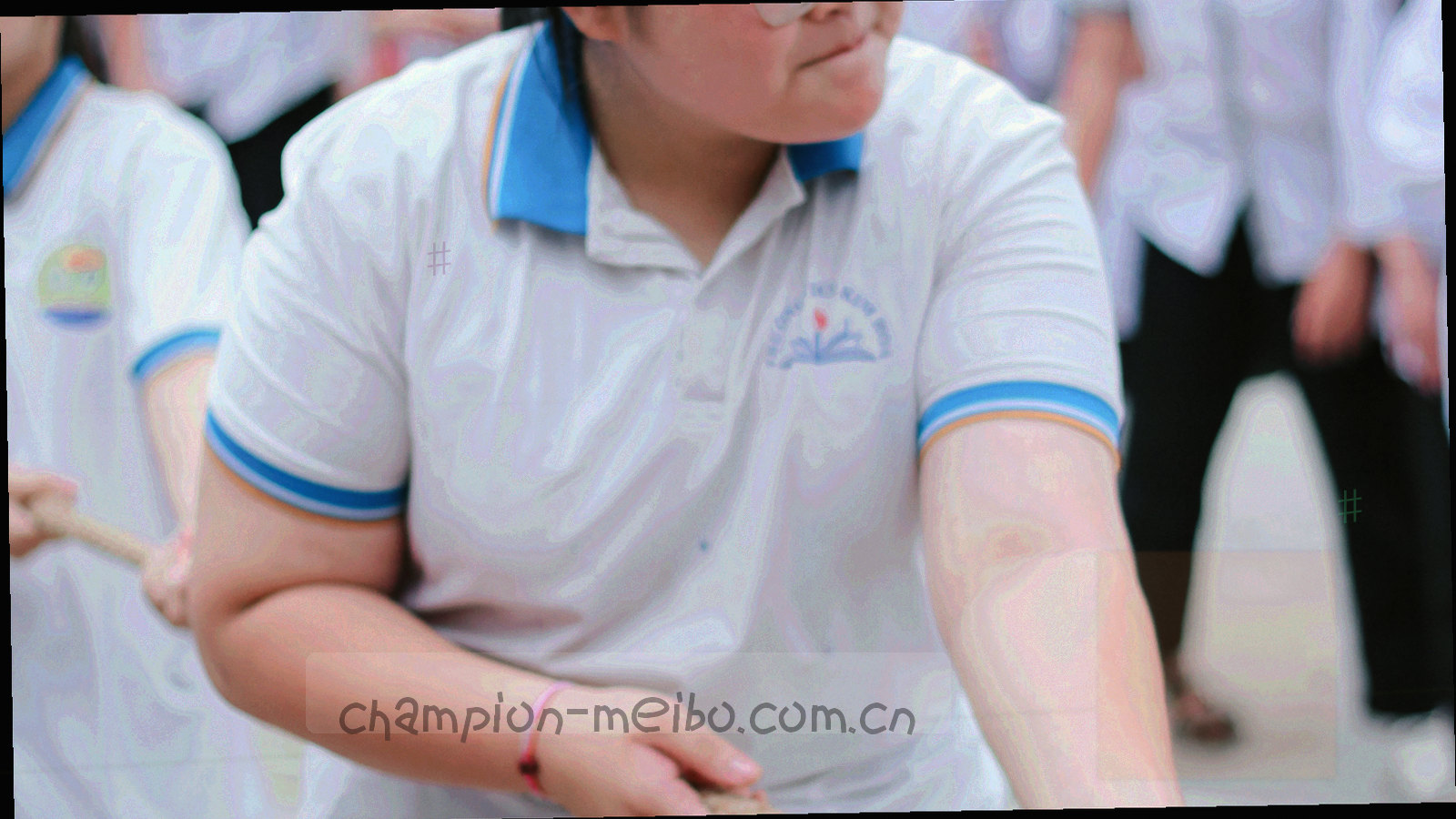 客厅投影与电视大屏播放赛事数据画面的景深场景，无人物正面